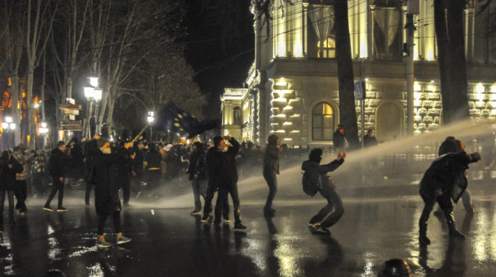 Parlament Gruzije usvojio zakon o stranim agentima, ispred skupštine policija vodenim topovima rasterivala demonstrante