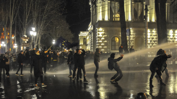 Parlament Gruzije usvojio zakon o stranim agentima, ispred skupštine policija vodenim topovima rasterivala demonstrante