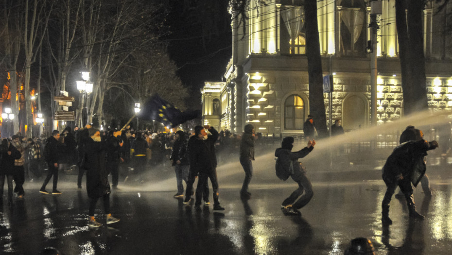 Parlament Gruzije usvojio zakon o stranim agentima, ispred skupštine policija vodenim topovima rasterivala demonstrante