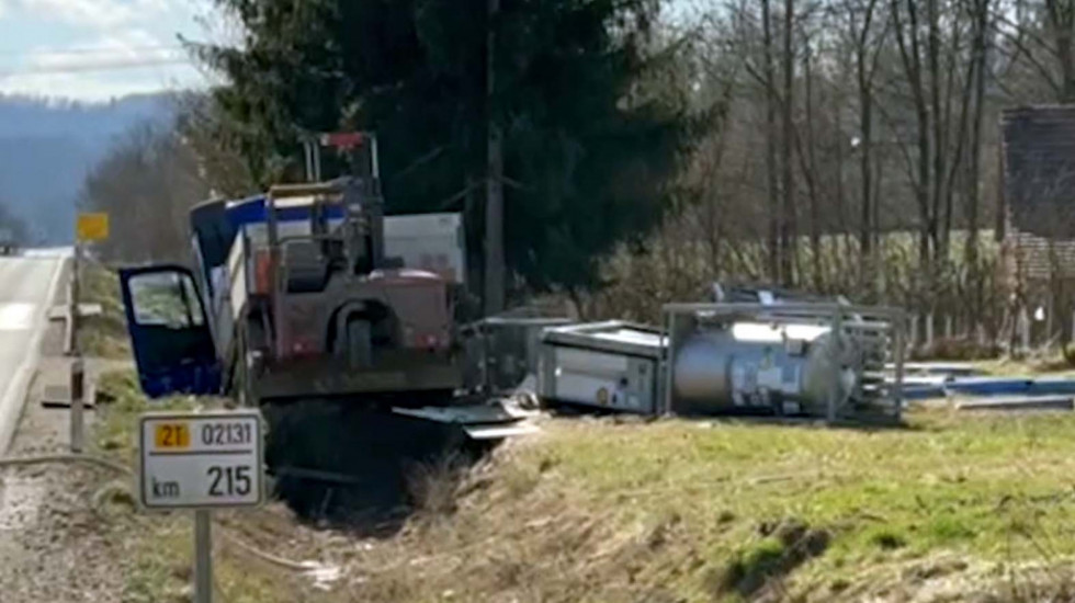Cisterna sa azotom se prevrnula pored puta Požega–Arilje, vozač povređen