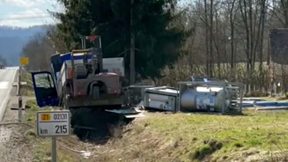 Cisterna sa azotom se prevrnula pored puta Požega–Arilje, vozač povređen