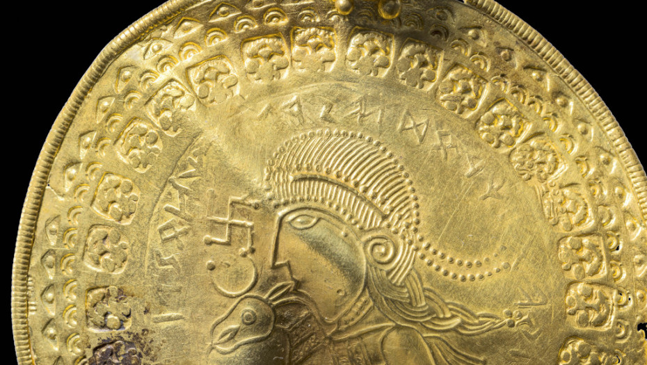 Danski naučnici otkrili runski zapis o bogu Odinu na zlatnom disku iz petog veka