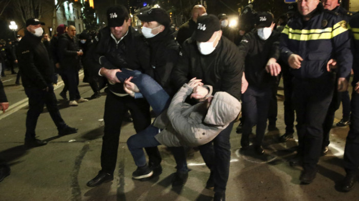 Vodenim topovima na demonstrante: Gruzini i večeras na ulicama traže povlačenje spornog zakona i puštanje uhapšenih