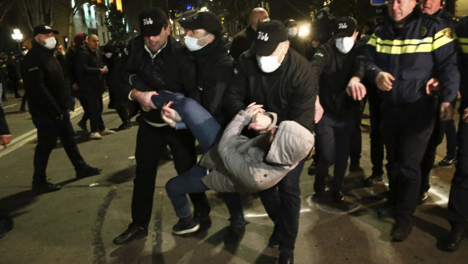 Vodenim topovima na demonstrante: Gruzini i večeras na ulicama traže povlačenje spornog zakona i puštanje uhapšenih