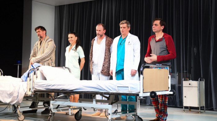 Premijerno prikazana predstava “Nije čovek ko ne umre” u Zvezdara teatru: Tragikomedija o bolnici kao domu