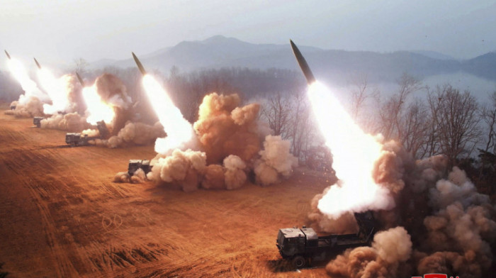 Kim Džong Un naredio vojsci da intenzivira vežbe za "pravi rat", objavljene fotografije lansiranja projektila