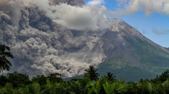 Erupcija vulkana Merapi u Indoneziji, potok lave dug oko 1,5 kilometar