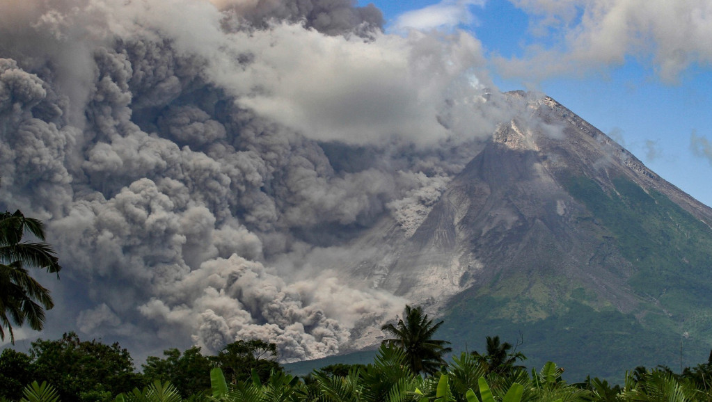 Erupcija vulkana Merapi u Indoneziji, potok lave dug oko 1,5 kilometar