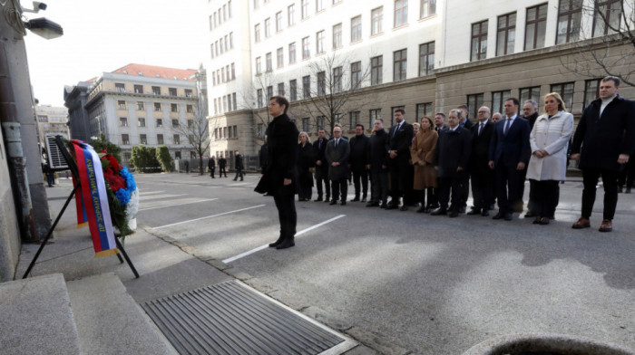 Brnabić i članovi Vlade položili venac na mestu ubistva Zorana Đinđića