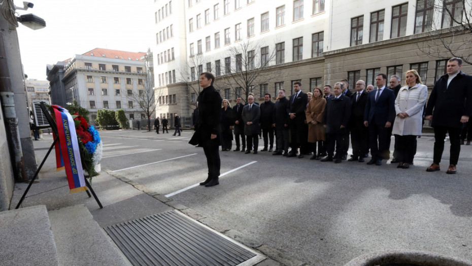 Brnabić i članovi Vlade položili venac na mestu ubistva Zorana Đinđića