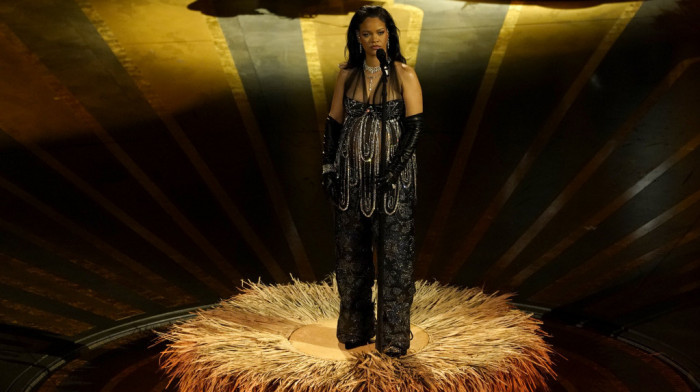 Žena iz puške pucala na kuću pevačice Rijane