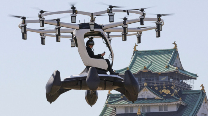 Japan uspešno testirao leteći automobil sa posadom