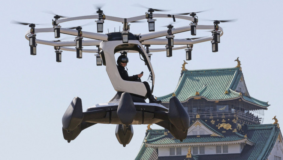 Japan uspešno testirao leteći automobil sa posadom
