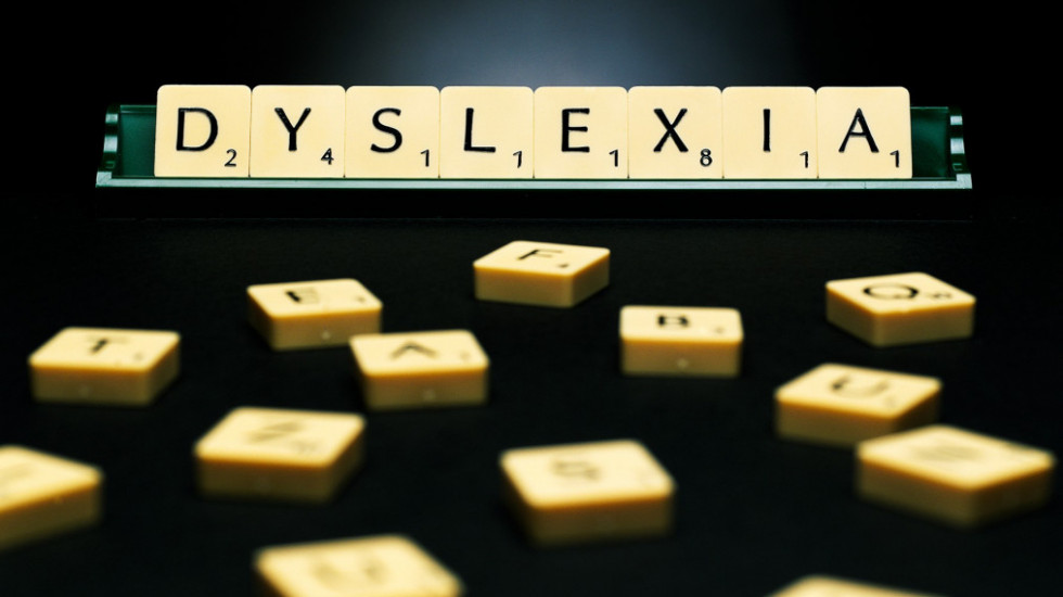 Sud Velike Britanije odlučio: Osobe sa disleksijom ne treba prisiljavati da dolaze na posao na vreme