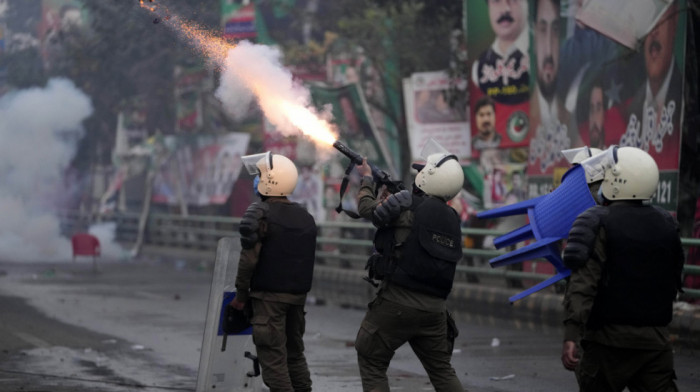 Pristalice lidera opozicije u Pakistanu ispred kuće sprečavaju njegovo hapšenje