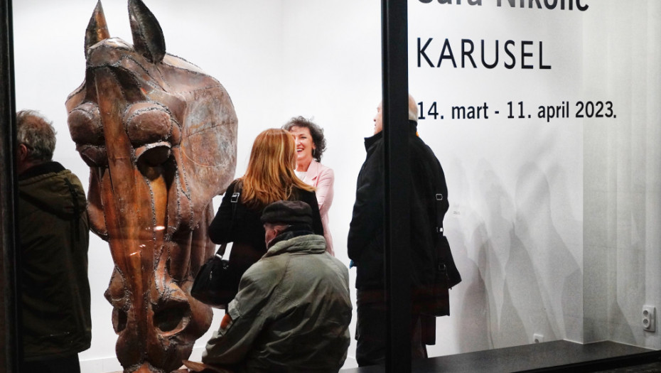 Otvorena izložba skulptura i slika Sare Nikolić: Iščašeni konji na karuselu