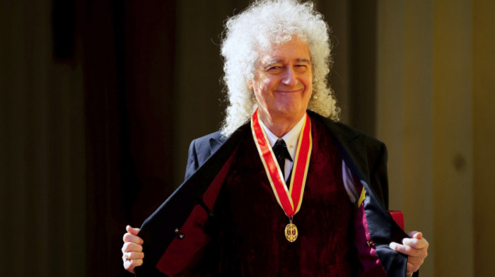 Brajan Mej postao vitez: Legendarni gitarista grupe Queen nagrađen za humanitarni rad i muzičko nasleđe