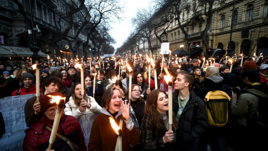 Hiljade ljudi izašlo na ulice Budimpešte, protesti prosvetara i studenata na državni praznik