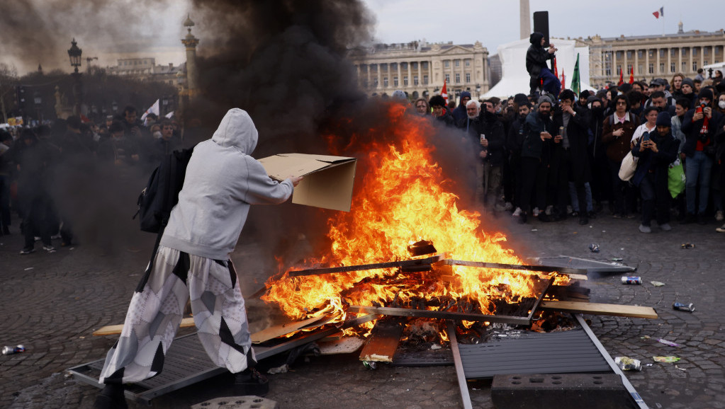 Nemiri zbog nametnute penzione reforme: Francuska policija bacila suzavac na demonstrante u Parizu