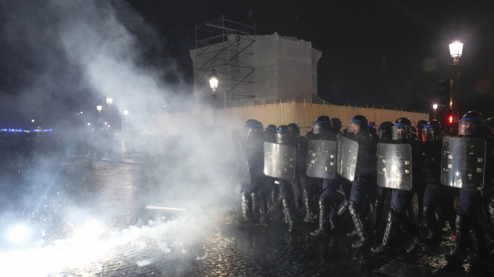 Novi sukobi demonstranata i policije zbog reformi penzijskog sistema: Suzavac ponovo na ulicama Pariza