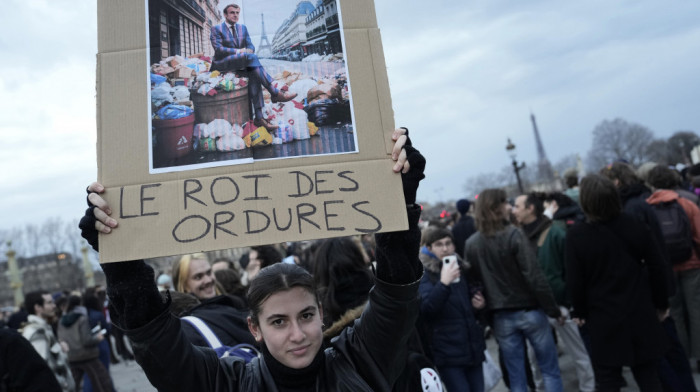 Makron u središtu gneva demonstranata zbog penzione reforme: Može li da "preživi" najveći izazov još od "žutih prsluka"