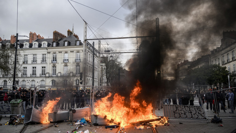 Novi protesti u Francuskoj zbog penzione reforme i ponovo sukobi: Policija rasteruje demonstrante suzavcem