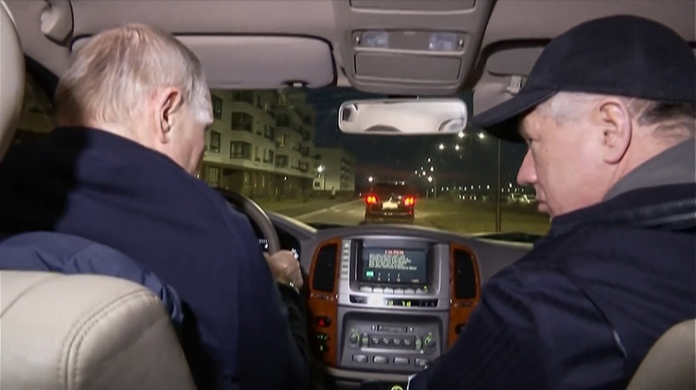 Putinova noćna vožnja kroz razoreni Marijupolj: Ruski predsednik prošao pored bombardovanih objekata i trgova