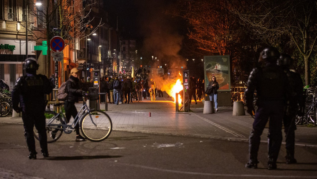 Tenzije u Francuskoj nakon što vlada preživela dva glasanja o nepoverenju: Sukobi demonstranata i policije na ulicama