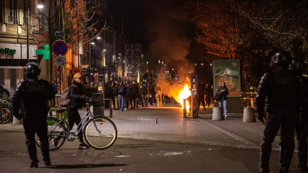 Tenzije u Francuskoj nakon što vlada preživela dva glasanja o nepoverenju: Sukobi demonstranata i policije na ulicama