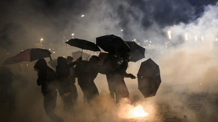 Protesti u Francuskoj sve nasilniji, Makron odlučan da ne popusti: Šta donosi sličnost sa pobunom "žutih prsluka"