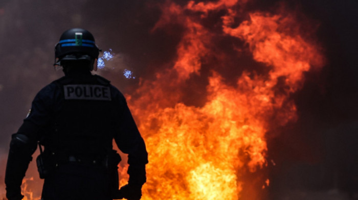 Demonstracije u Francuskoj u 15 fotografija: Haos na ulicama, paljenje smeća, nasilje i sukobi sa policijom