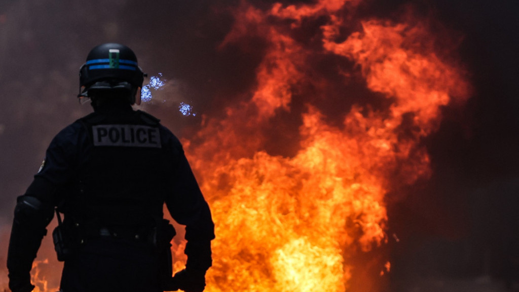 Demonstracije u Francuskoj u 15 fotografija: Haos na ulicama, paljenje smeća, nasilje i sukobi sa policijom