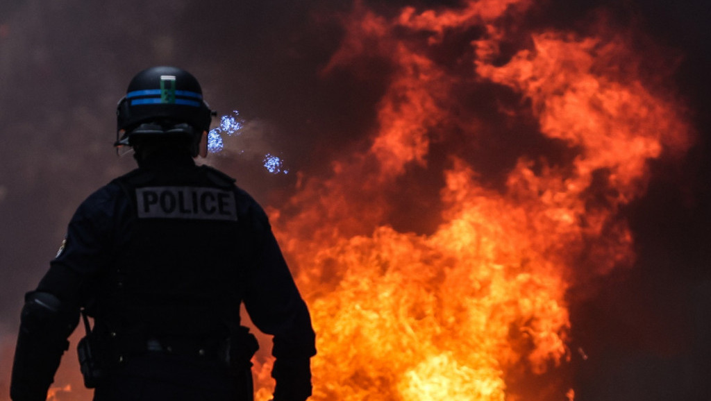 Demonstracije u Francuskoj u 15 fotografija: Haos na ulicama, paljenje smeća, nasilje i sukobi sa policijom