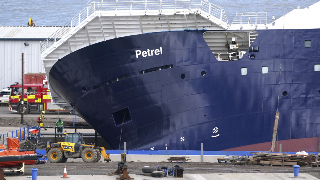 Povređeno 25 ljudi nakon prevrtanja velikog broda u škotskoj luci