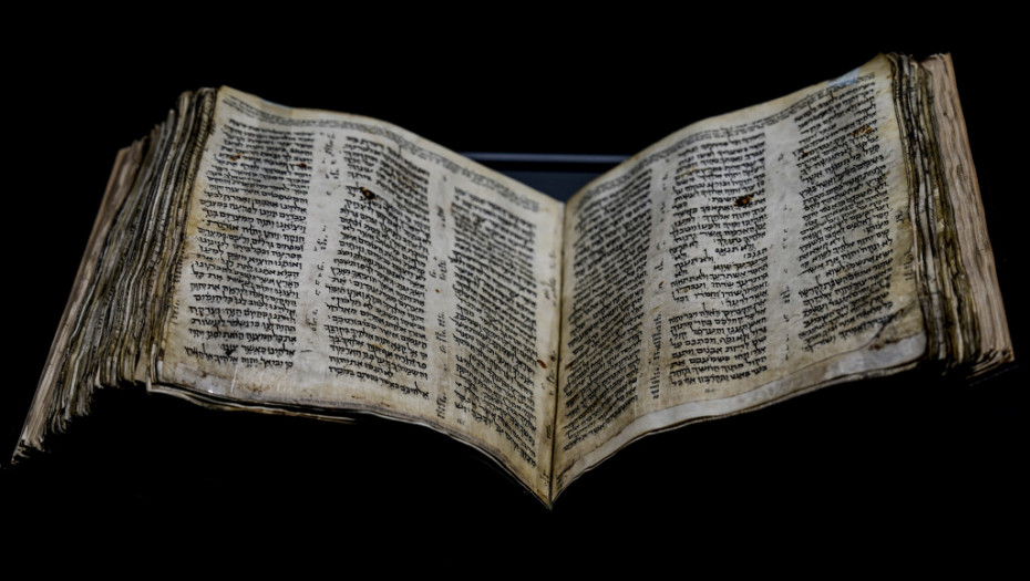 Hebrejska Biblija koja je stara više od 1.100 godina izložena u Tel Avivu pre aukcijske prodaje