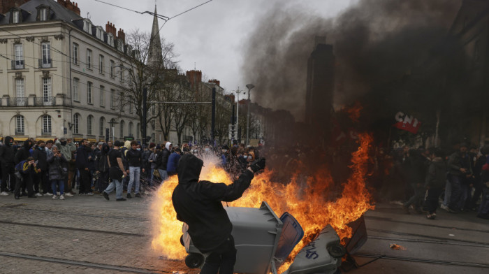 Francuska ne miruje, buknuli novi štrajkovi i protesti: "Zakon usvojen, ali demonstranti misle da bitka nije izgubljena"