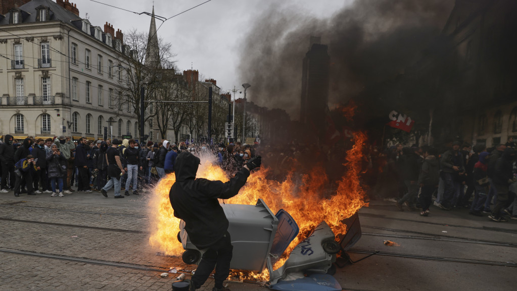 Francuska ne miruje, buknuli novi štrajkovi i protesti: "Zakon usvojen, ali demonstranti misle da bitka nije izgubljena"