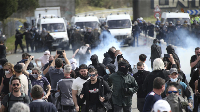 Veran: Uprkos protestima u Francuskoj reformska agenda vlade "ne odlazi u penziju"