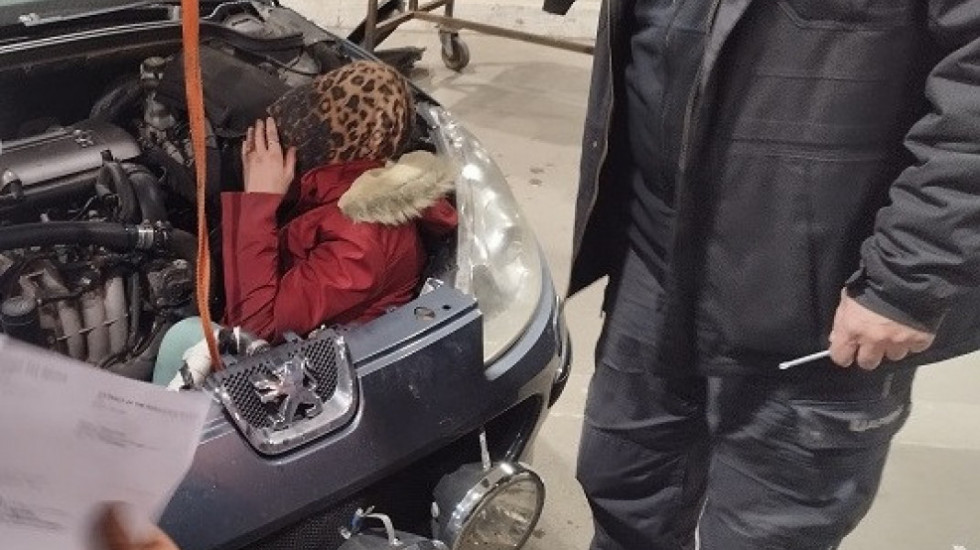 Carinici sprečili ilegalni prelazak na Gradini: Otkrivena migrantkinja skrivena ispod haube automobila