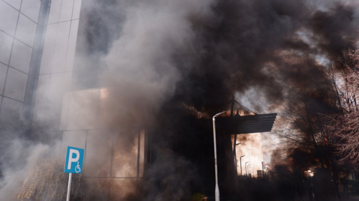 Protest protiv Kurtija i ZSO: Dimna bomba bačena na zgradu vlade u Prištini, postavljene bele zastave