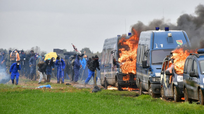 Desetine povređenih u protestima na jugozapadu Francuske zbog gradnje rezervoara: Demonstrant i policajac kritično