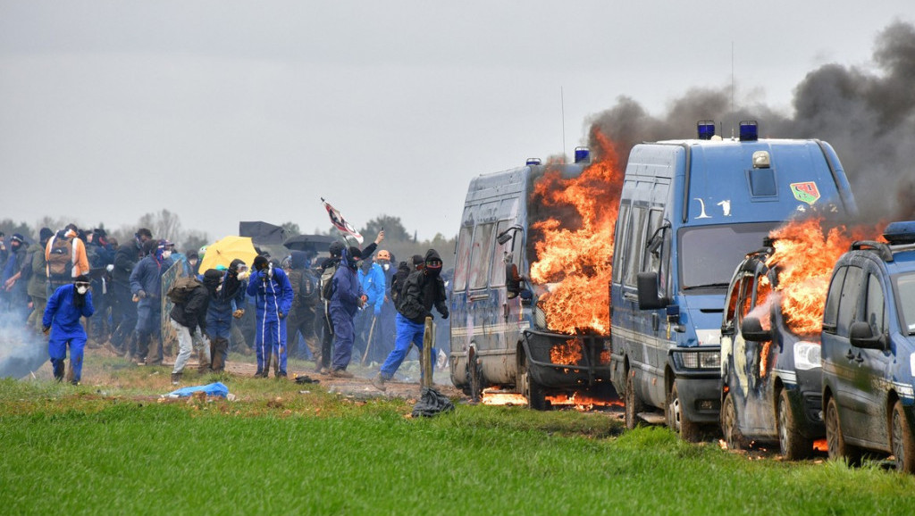 Desetine povređenih u protestima na jugozapadu Francuske zbog gradnje rezervoara: Demonstrant i policajac kritično