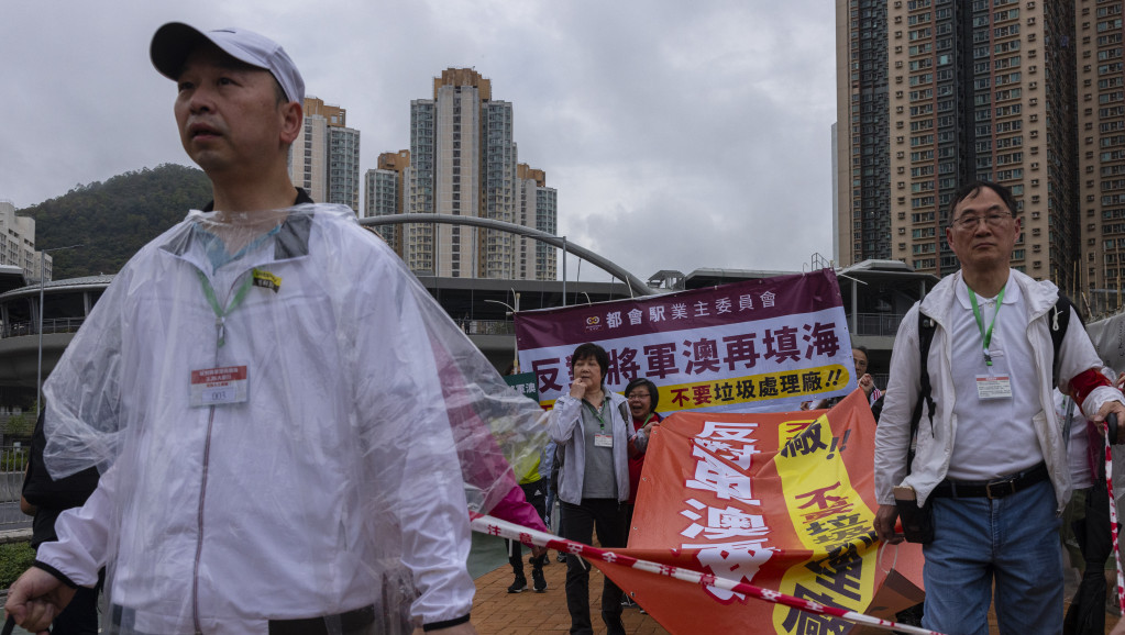 Prvi odobreni protest u Hongkongu pod strogim nadzorom policije: Demonstranti su morali da nose numerisane kartice