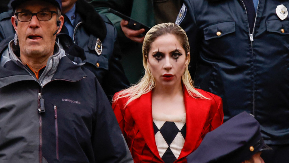 Lejdi Gaga kao Harli Kvin u pratnji policije na snimanju filma "Džoker: Ludilo udvoje"