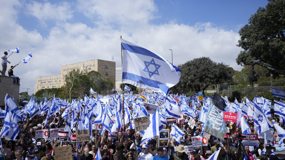 Napeto u Izraelu: Bunt se ne smiruje, Netanjahu preživeo dva glasanja o nepovenju, a onda poslao poruku preko Tvitera