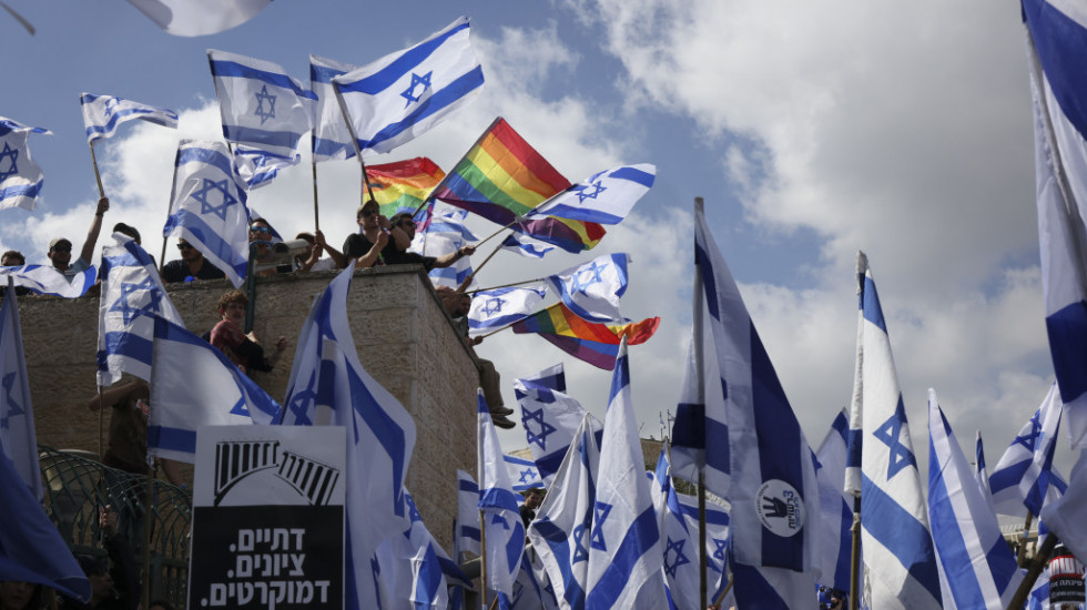 Izrael se ne smiruje: Grupa demonstranata vezala se na ulazu u Kneset u znak protesta