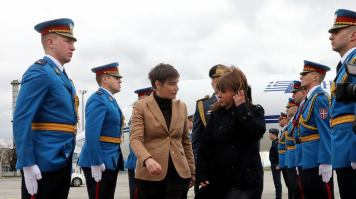 Brnabić dočekala predsednicu Grčke Katerinu Sakelaropulu na aerodromu u Beogradu