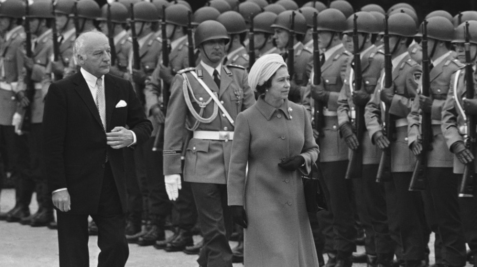 "Dva prikladna konja, molimo": Britanska kraljica zahtevom iznenadila političare u poseti Nemačkoj 1978. godine