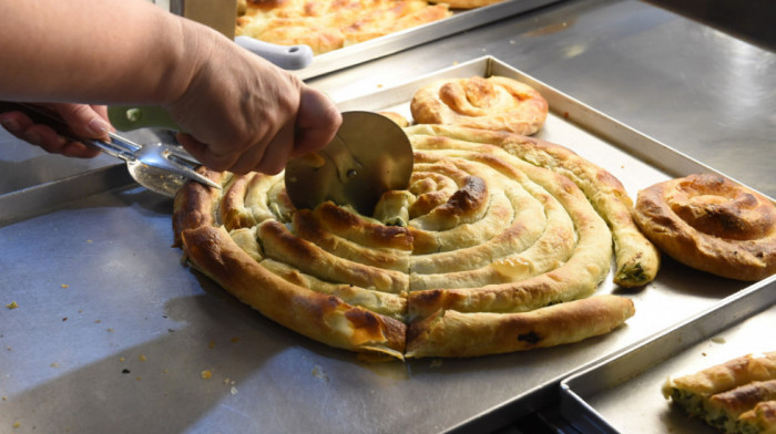 "Burek skandal" trese Bosnu: DNK analiza pokazala čime je zapravo filovan, umesto junećeg - svinjsko meso