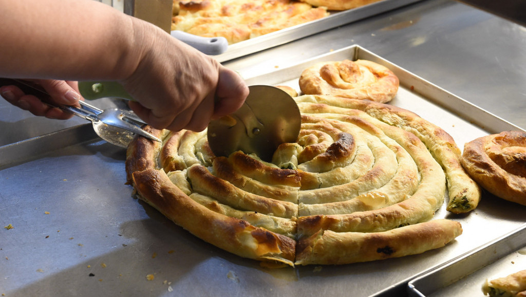 "Burek skandal" trese Bosnu: DNK analiza pokazala čime je zapravo filovan, umesto junećeg - svinjsko meso